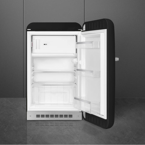Холодильник SMEG/ Холодильник SMEG, отдельностоящий, стиль 50-х, однокамерный, внутренняя морозильная камера, объем 122 л, стандартный компрессор, энергоэффективность D, цвет черный