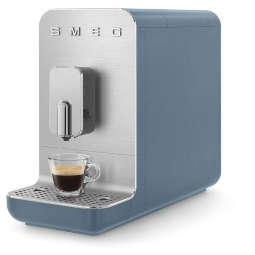 Автоматическая кофемашина Smeg, мощность 1350 Вт, регулируемый уровень помола, размер порции, жесткость воды, подсветка диспенсера, автоматическое выключение, кнопочное управление, объем резервуара 1.4 л, поддон для сбора капель, давление 19 бар, цвет син Автоматическая кофемашина Smeg, мощность 1350 Вт, регулируемый уровень помола, размер порции, жесткость воды, подсветка диспенсера, автоматическое выключение, кнопочное управление, объем резервуара 1.4 л, поддон для сбора капель, давление 19 бар, цвет син