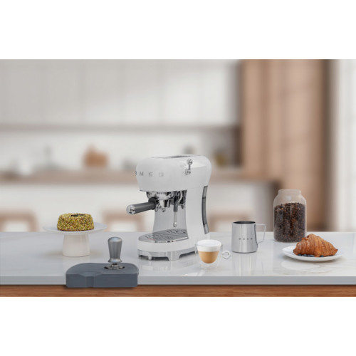 Ручная кофемашина Smeg, стиль 50-х, регулируемая температура кофе, давление 15 бар, емкость контейнера для воды 1.1 л, цвет белый