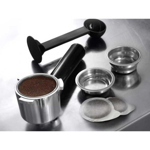 Кофеварка рожковая Delonghi EC685.BK 1350Вт черный