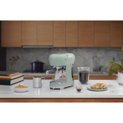 Ручная кофемашина Smeg, стиль 50-х, регулируемая температура кофе, давление 15 бар, емкость контейнера для воды 1.1 л, цвет пастельный зеленый