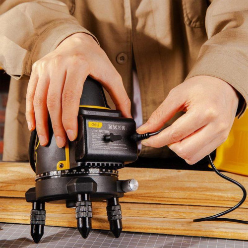 Лазерный уровень Deli DL332303 3 луча(зеленый цвет), точность +/-1,5мм/7м, угол самовыравнивания 3°, 1АКБ 3 А*ч+ЗУ, время работы до 6 часов, кейс