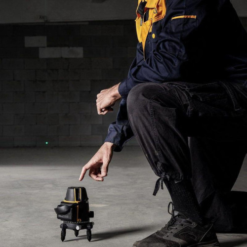 Лазерный уровень Deli DL332303 3 луча(зеленый цвет), точность +/-1,5мм/7м, угол самовыравнивания 3°, 1АКБ 3 А*ч+ЗУ, время работы до 6 часов, кейс