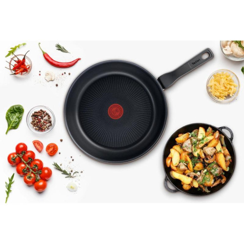 Сковорода/ Сковорода Tefal Force 4218926 круглая 26см покрытие: Titanium ручка несъемная (с крышкой) черный (9100048322)