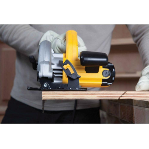 Циркулярная пила (дисковая) DeWalt DWE560-QS 1350Вт (ручная) D диска.:184мм Циркулярная пила (дисковая) DeWalt DWE560-QS 1350Вт (ручная) D диска.:184мм