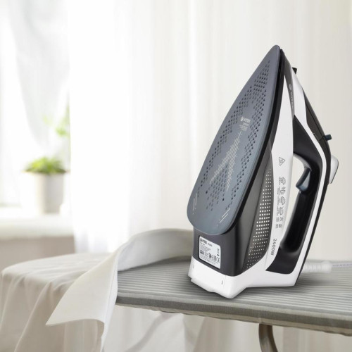 Утюг/ Утюг Vitek VT-8313 2400Вт белый/черный