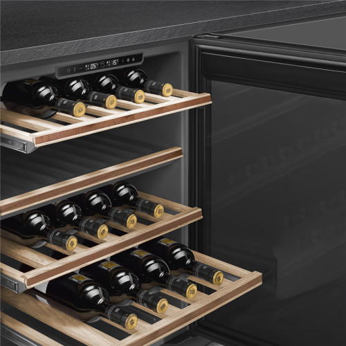 Винные шкафы SMEG/ Холодильный шкаф для вина встраиваемый, высота 82 см, петли справа, черное стекло.