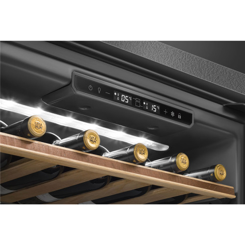 Винные шкафы SMEG/ Холодильный шкаф для вина встраиваемый, высота 82 см, петли справа, черное стекло.