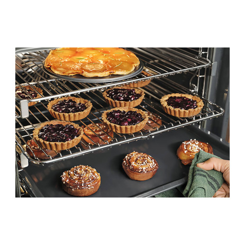 Встраиваемый духовой шкаф/ электрический с конвекцией, объем 72 л, 17 режимов, очистка каталитическая, 3 стекла в дверце, направляющие проволочные + телескопические (1 уровень),черное стекло