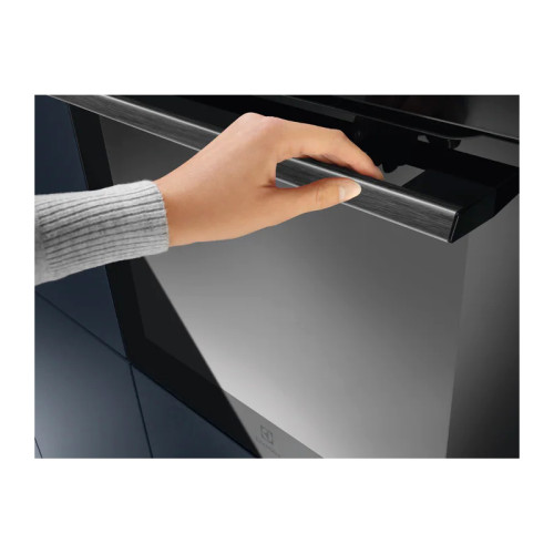 Встраиваемые электрические духовки ELECTROLUX/ Духовой шкаф AssistedCooking с пиролизом, основной цвет - нержавеющая сталь, сенсорное управление, цветной ЖК-дисплей, электронное регулирование времени и температуры, будильник,  таймер отключения, отложенны