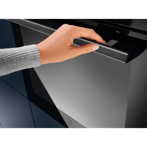 Встраиваемая электрическая духовка ELECTROLUX/ Встраиваемая электрическая духовка ELECTROLUX EOF5C50BZ Духовой шкаф SurroundCook, основной цвет - черный, утапливаемые переключатели, таймер отключения, отложенный старт, будильник, хромированные направляющи Встраиваемая электрическая духовка ELECTROLUX/ Встраиваемая электрическая духовка ELECTROLUX EOF5C50BZ Духовой шкаф SurroundCook, основной цвет - черный, утапливаемые переключатели, таймер отключения, отложенный старт, будильник, хромированные направляющи