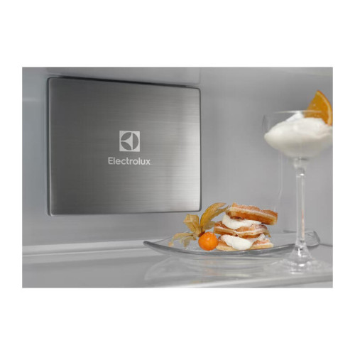 Встраиваемые холодильники  ELECTROLUX/ Холодильник комбинированный No Frost, встраиваемый, Размеры ВxШxГ [мм]: 1884x696x549, сенсорное управление с символьным дисплеем, Динамическая система охлаждения в холодильной камере, система охлаждения в морозильной