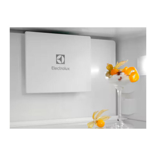 Встраиваемые холодильники ELECTROLUX/ Холодильник комбинированный, No Frost (морозильная камера), электронное управление, полезный объём: 248 л (186 + 62 л), перенавешиваемые двери, складная полка, лоток для яиц, 54x54.9x177.9 см Встраиваемые холодильники ELECTROLUX/ Холодильник комбинированный, No Frost (морозильная камера), электронное управление, полезный объём: 248 л (186 + 62 л), перенавешиваемые двери, складная полка, лоток для яиц, 54x54.9x177.9 см