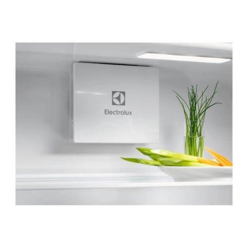 Холодильник/ Холодильник Electrolux LND5FE18S 2-хкамерн. белый