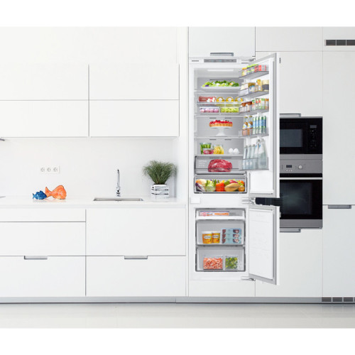 Встраиваемый холодильник Samsung/ 193.5x54x55, Встраиваемый холодильник с двухконтурной системой охлаждения Twin Cooling, 297 л, Full No Frost, CoolSelect+, Metal Cooling, Optimal Fresh, жесткое крепление фасада