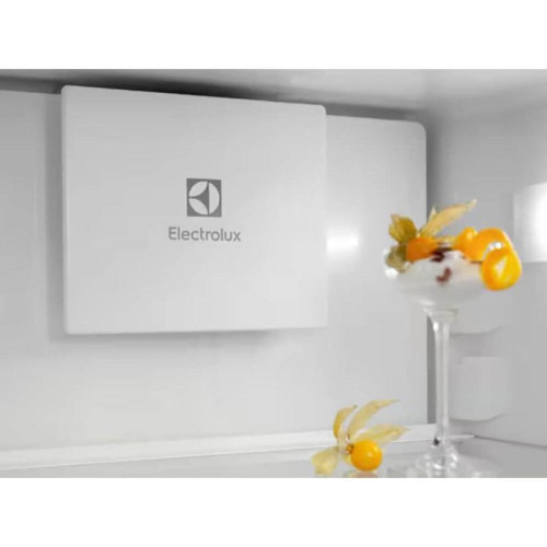 Встраиваемые холодильники  ELECTROLUX/ Холодильник комбинированный, встраиваемыйTwinTech 600, скользящие направляющие, No Frost (морозильная камера), сенсорное управление, полезный объём: 269 л (207 + 62 л), зона свежести, перенавешиваемые двери,полка для