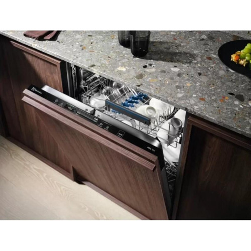 Встраиваемые посудомоечные машины ELECTROLUX/ Встраиваемая узкая посудомоечная машина, агрузка на 13 комплектов посуды, сенсорное управление, 7 программ, 59.6x55x82 см, черный цвет, сушка: с открыванием дверцы, индикация на полу: луч