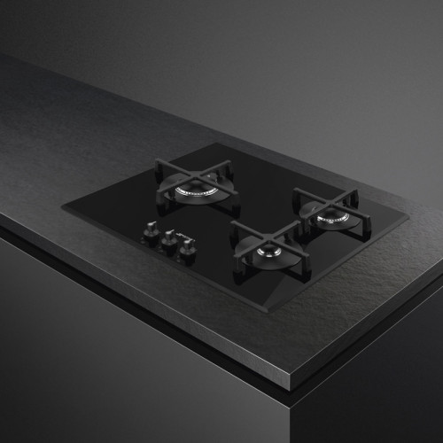 Газовая варочная панель SMEG/ Газовая варочная панель, 60 см, стекло Deep Black (чёрное), скошенный край,Чугунные решетки, Поворотные переключатели, Крышки горелок эмалированный, Автоматический электроподжиг, 3 ультранизкие газовые горелки с вертикальным 